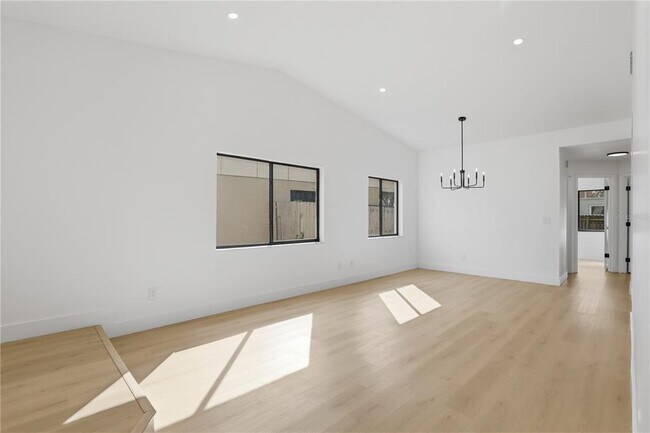 Photo - 640 Macduff Ln