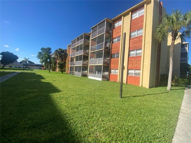 Building Photo - 3700 NW 21st St Unit 412