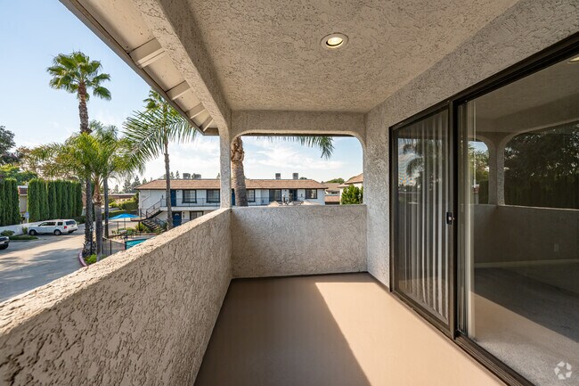 2BR, 2BA - 1,275SF - Balcony
