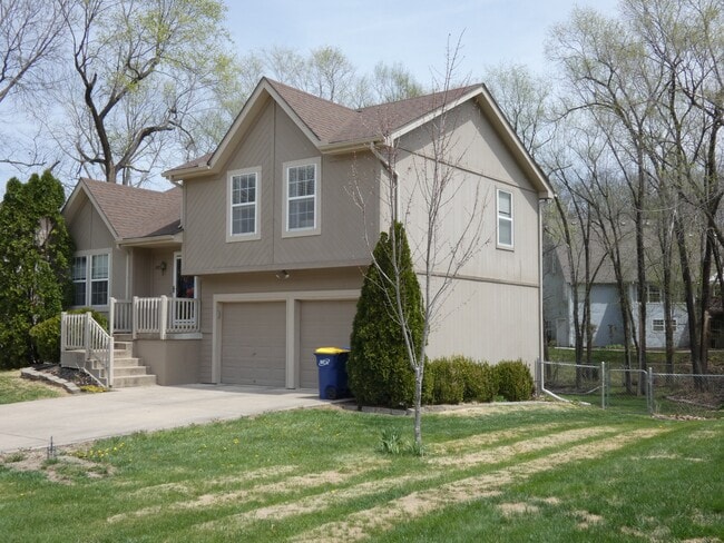 Photo - 405 Woodland Ave