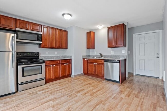 2 bedroom 1 bath with washer/dryer include... - 2 bedroom 1 bath with washer/dryer include... House