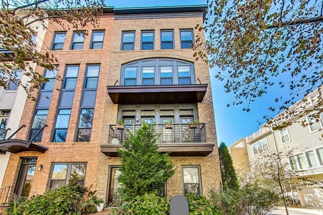 Building Photo - Luxury TH in King Farm 4 + 3.5Ba & Rooftop deck