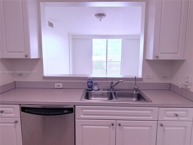 Photo - 900 SW 8th St Unit 604