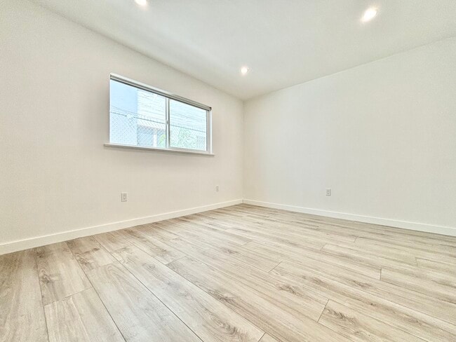 Photo - 562 N Kenmore Ave Unit 3