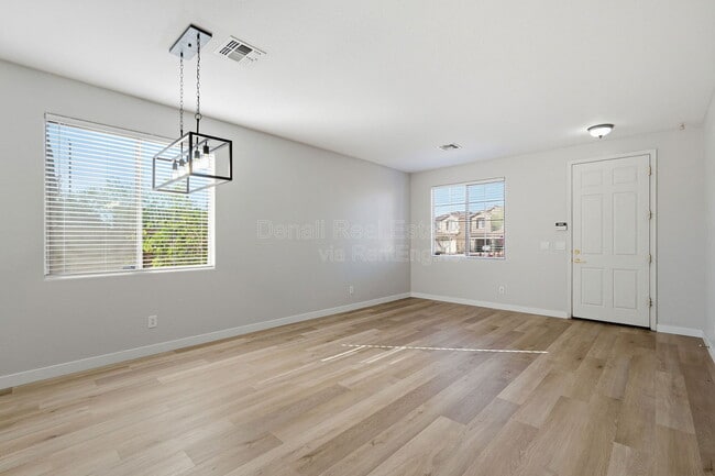 Photo - 1711 W Twain Ct