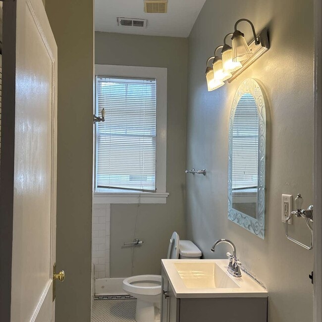 Photo - 823 E Henry St