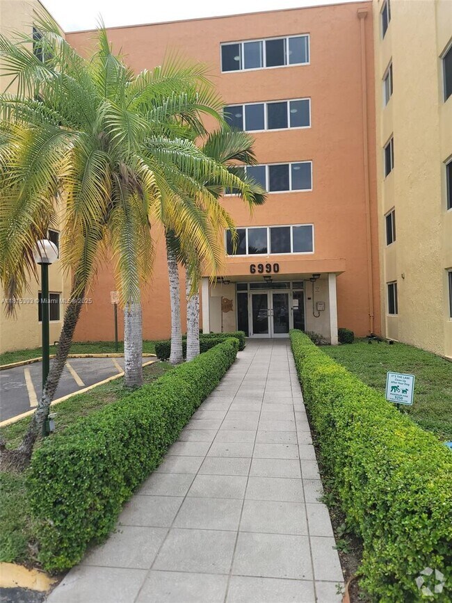 Building Photo - 6990 NW 186th St Unit 4-211 Rental