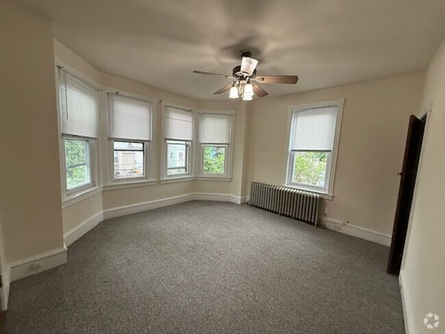 Building Photo - Studio Apartment Available Now
