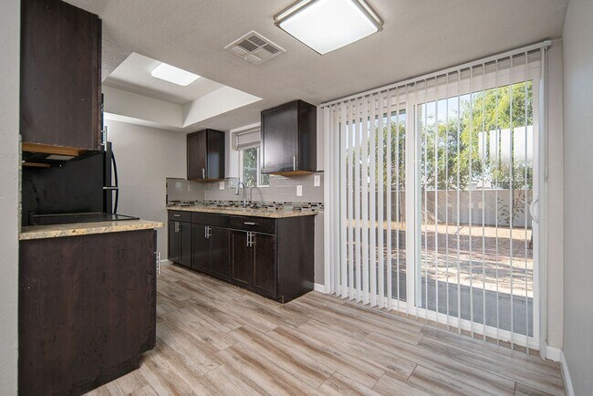 Photo - 808 N 95th Dr Unidad B