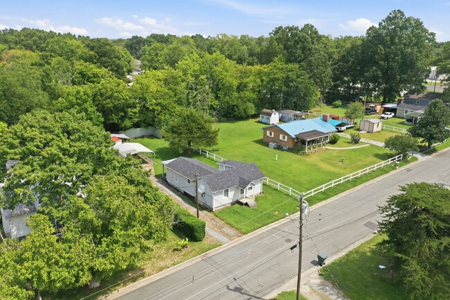 Photo - 715 Larry Ave