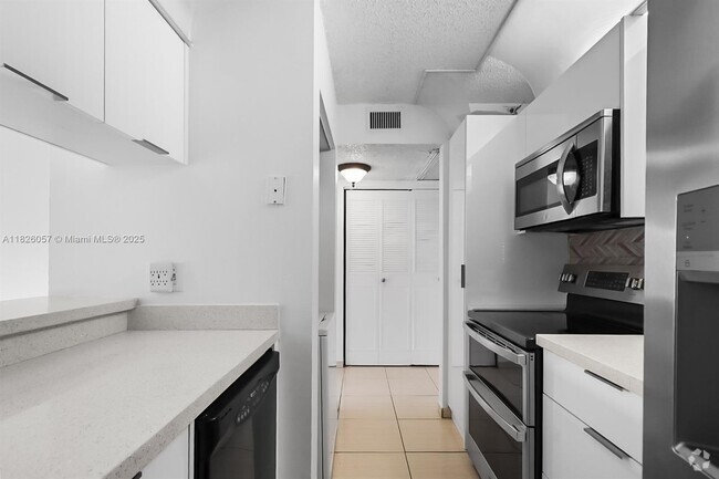 Building Photo - 10167 Twin Lakes Dr Unit 23-N Rental