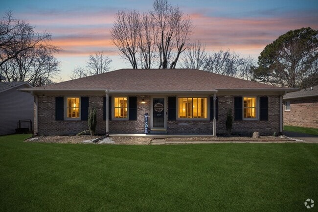 Building Photo - Ranch Style Home--Large Backyard!