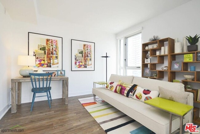 Photo - 1168 S Barrington Ave Unidad 210