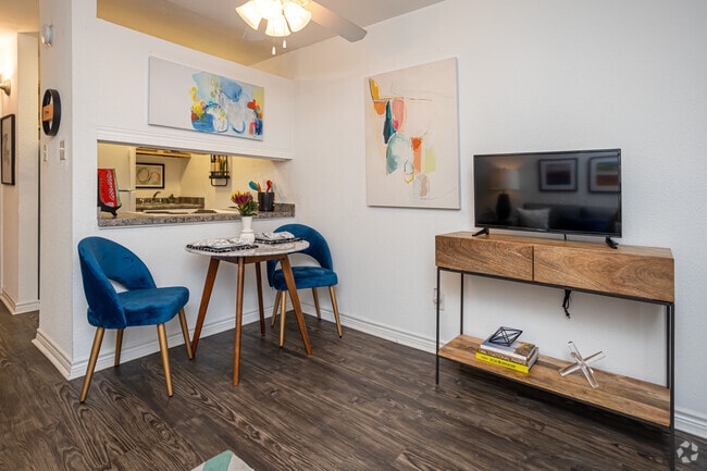 Studio, 1BA - 420SF