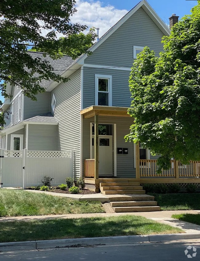 Building Photo - 707 Livingston Ave NE Rental