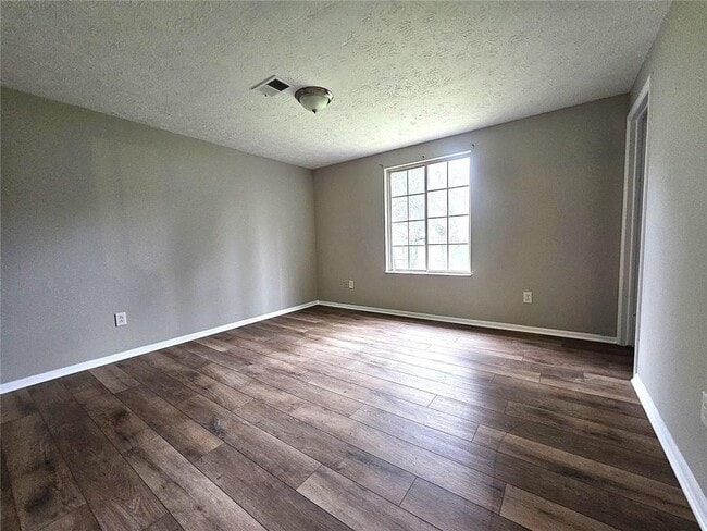 Photo - 400 Sheringham Ct