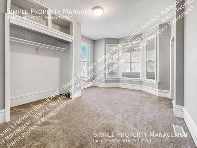 Photo - 156 Carrier St NE