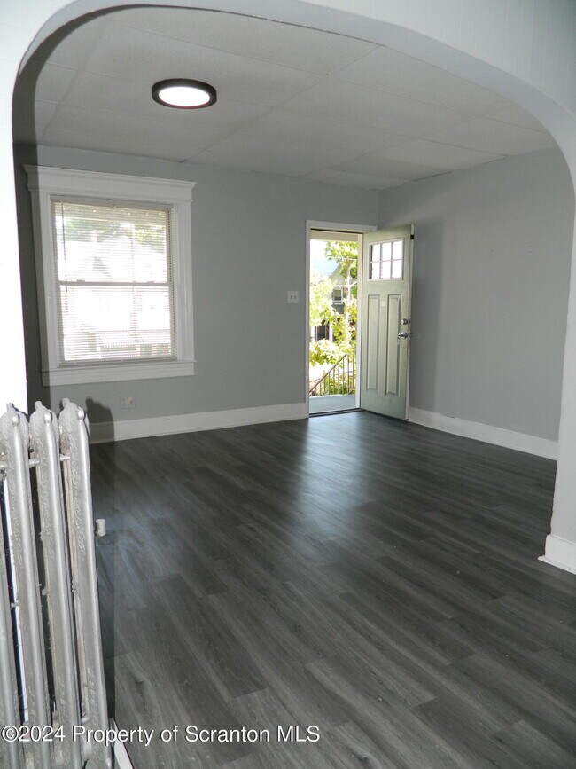 Photo - 829 N Main St