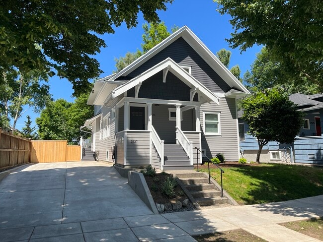Building Photo - 2537 SE 33rd Pl Unit Upstairs Duplex