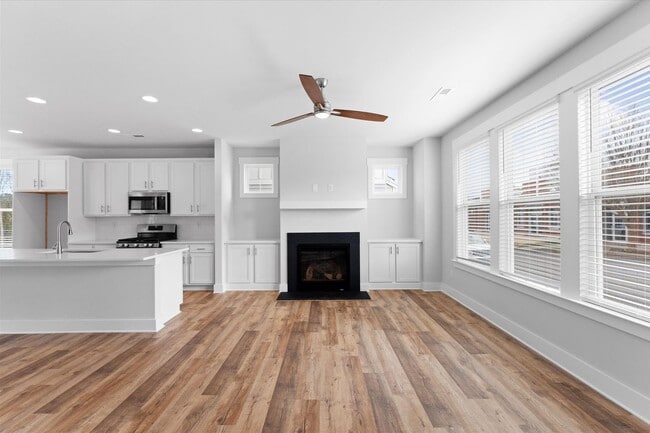 Building Photo - Lake Access End-Unit Townhome | Walk to Downtown Davidson | 3BR + Guest Suite