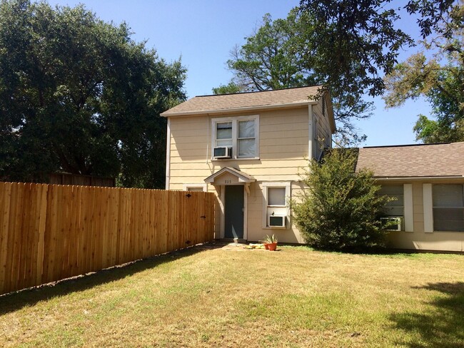 COZY 2-Bed GARAGE APARTMENT w/ FENCED YARD... - COZY 2-Bed GARAGE APARTMENT w/ FENCED YARD...