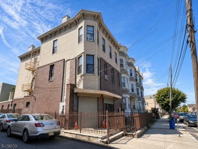 Building Photo - 840 Mt Prospect Ave