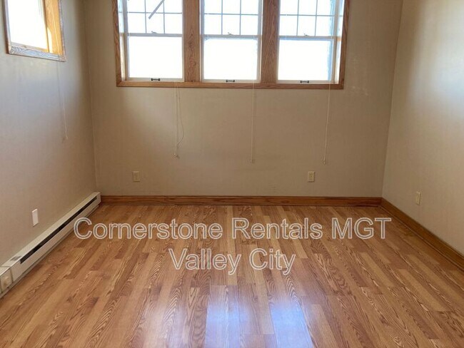 Photo - 253 College St SE