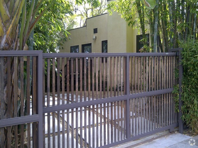 Building Photo - Luxury Remodeled Home on West Knoll in the...