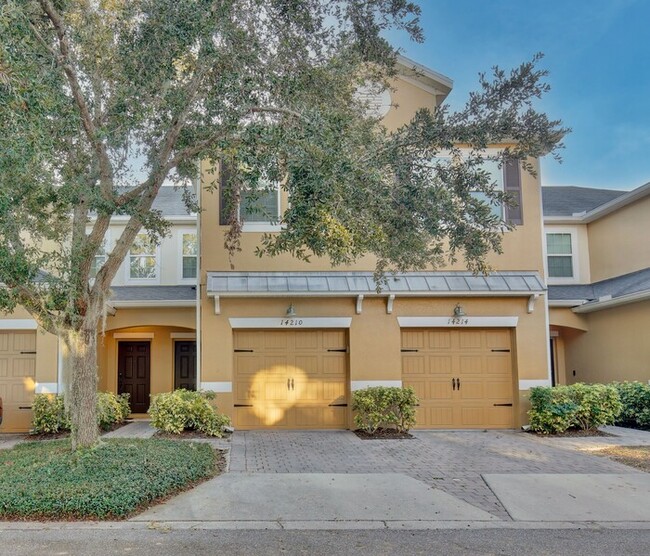 Lovely 3/2.5 Spacious Townhome with a 2 Ca... - Lovely 3/2.5 Spacious Townhome with a 2 Ca...