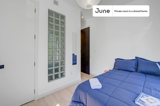 Building Photo - Room in Shared 3.0 bed/3 bath home