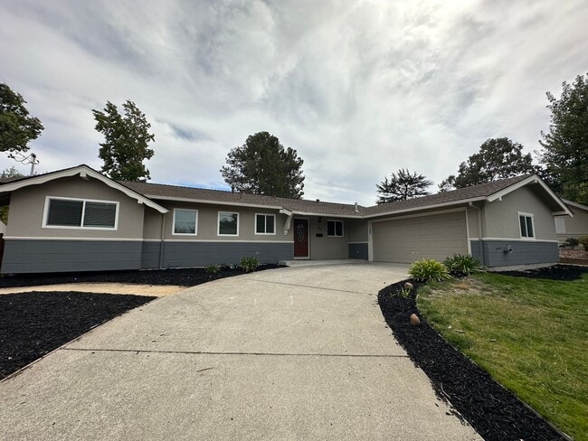 Building Photo - 4 Bed 2 Bath Single Family Home In Walnut Creek (Remodeled)