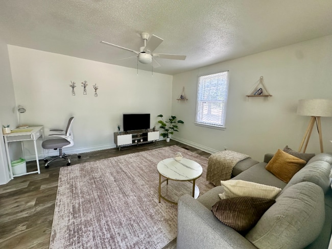 Photo - 1917 Bragg St