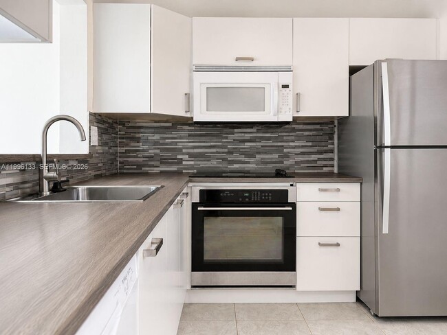 Building Photo - 10865 SW 112th Ave Unit 203