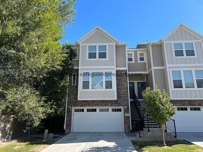 Building Photo - Stunning Townhome in Draper Creekside Comm...