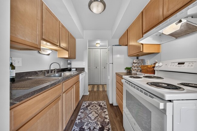 Efficient kitchen at Drawbridge Apartments in Harrison Township, MI. - Drawbridge Apartments East