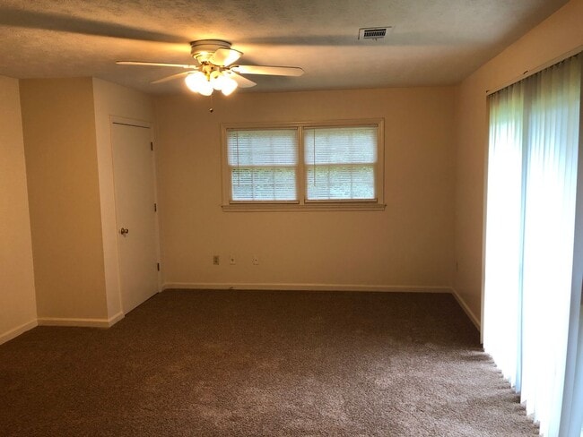 Photo - 468 Bowen Blvd