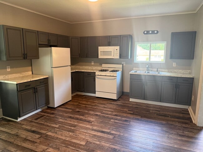 Photo - Large 3-Bed 2-Bath Home Uhrichsville