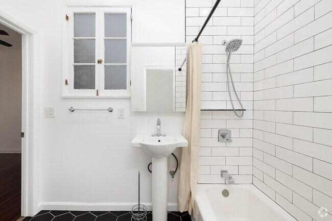 2BR, 1.5BA - 675SF - Bathroom