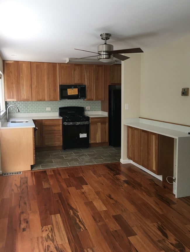 Building Photo - 10631 Weymouth St Unit Apartment 203