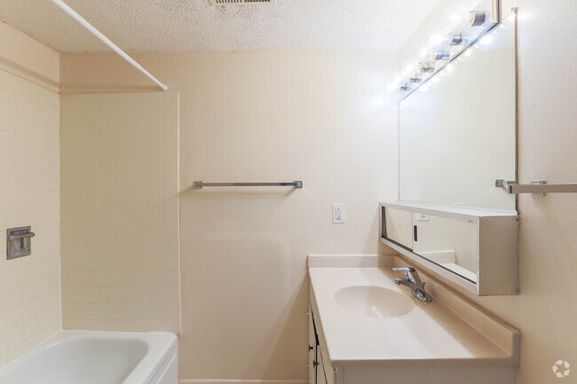 2BR, 1BA - 1,000SF