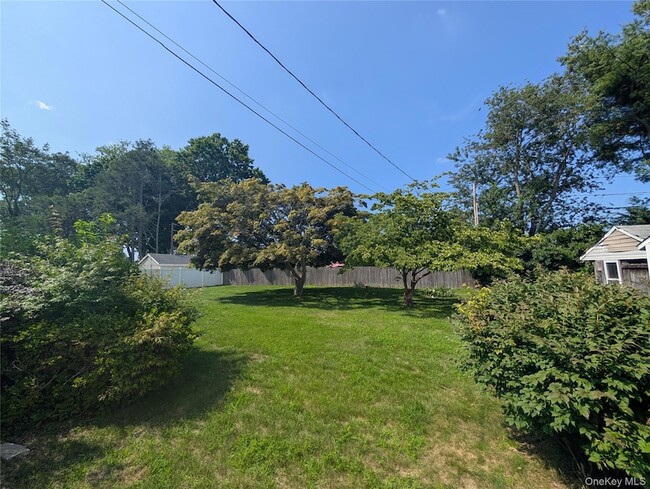 9 Maureen Ln
