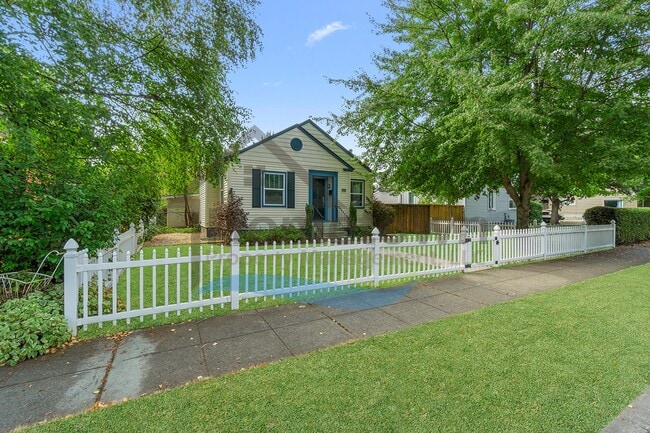 Building Photo - 2025 Move-in Special: $500 Off First Month...