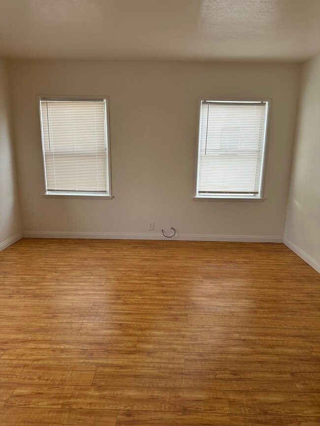 living room - 1522 N Sycamore St Unit A