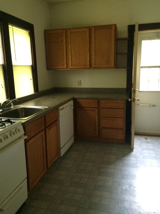 Photo - 208 Lindale Ave