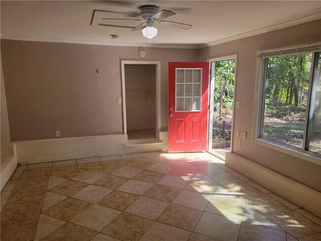 Photo - 591 Bolan St SE