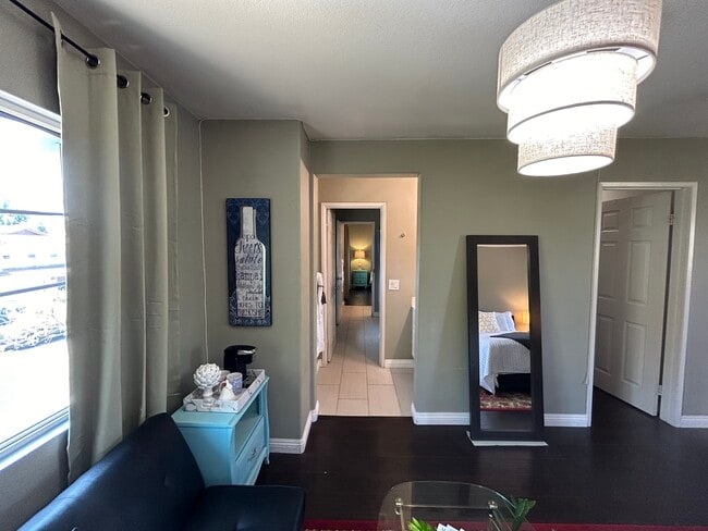 Dormitorio 1 que muestra la entrada al baño y al vestidor. - 29200 Alicante Ave Unidad Sevilla