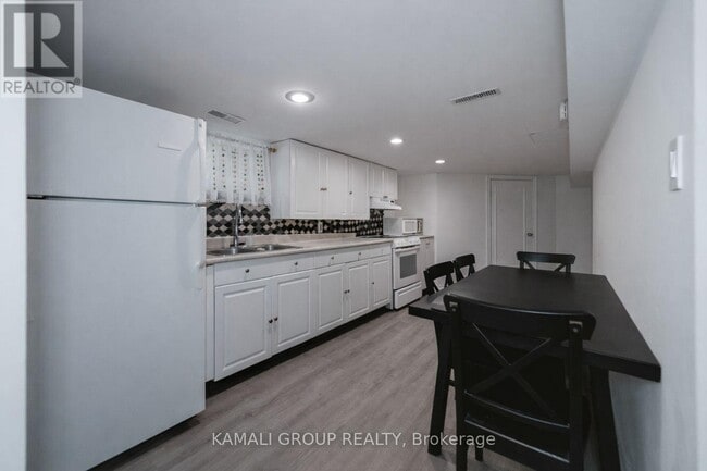 Photo - 46 Centre St E