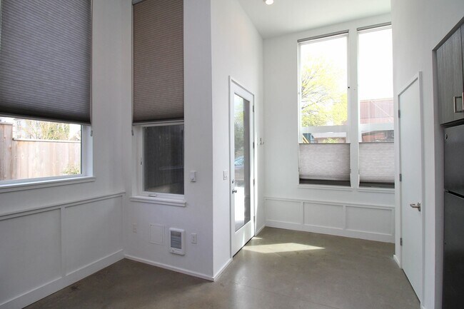 Photo - 1611 N Rosa Parks Way Unidad 102