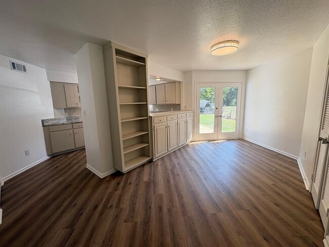 208 Avon Ct