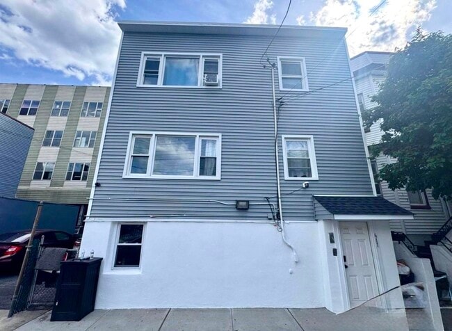 Building Photo - 411 51st St